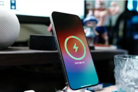 南郑苹果15换屏服务分享用什么充电器给iPhone15充电更好 